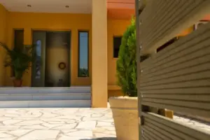 η κεντρική είσοδος