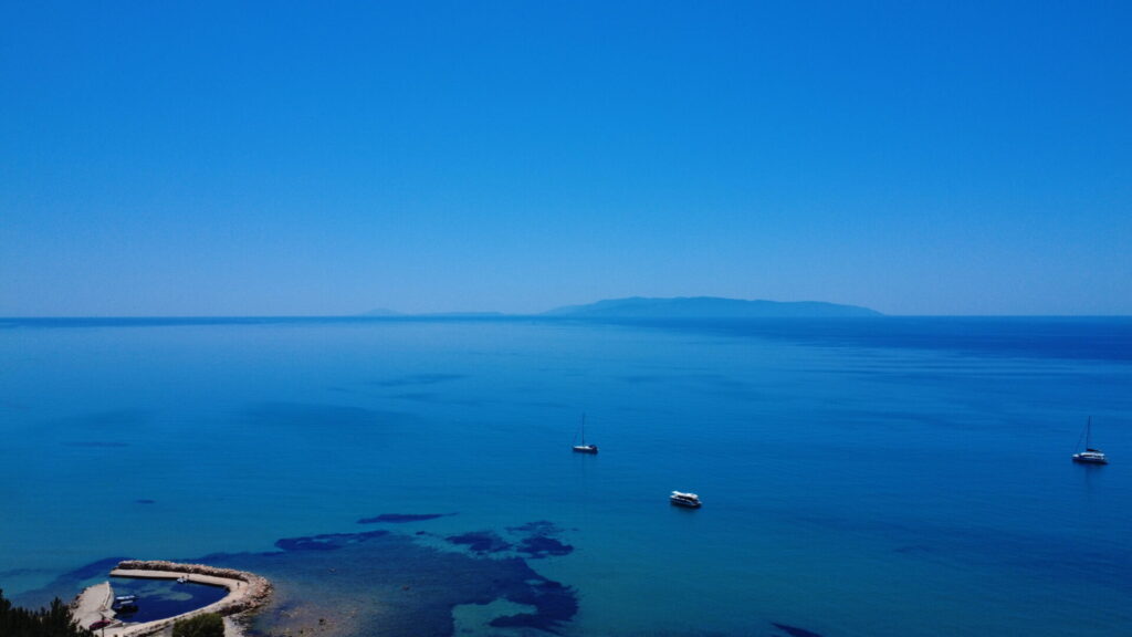 μια άποψη της παραλίας "Τραπεζάκι"